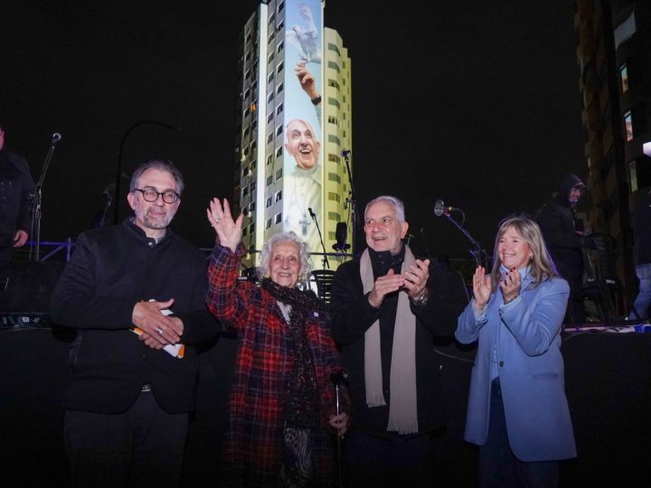La Plata rinde homenaje a Francisco con un mural de 50 metros de altura