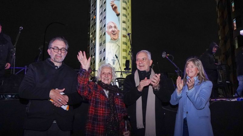 La Plata rinde homenaje a Francisco con un mural de 50 metros de altura