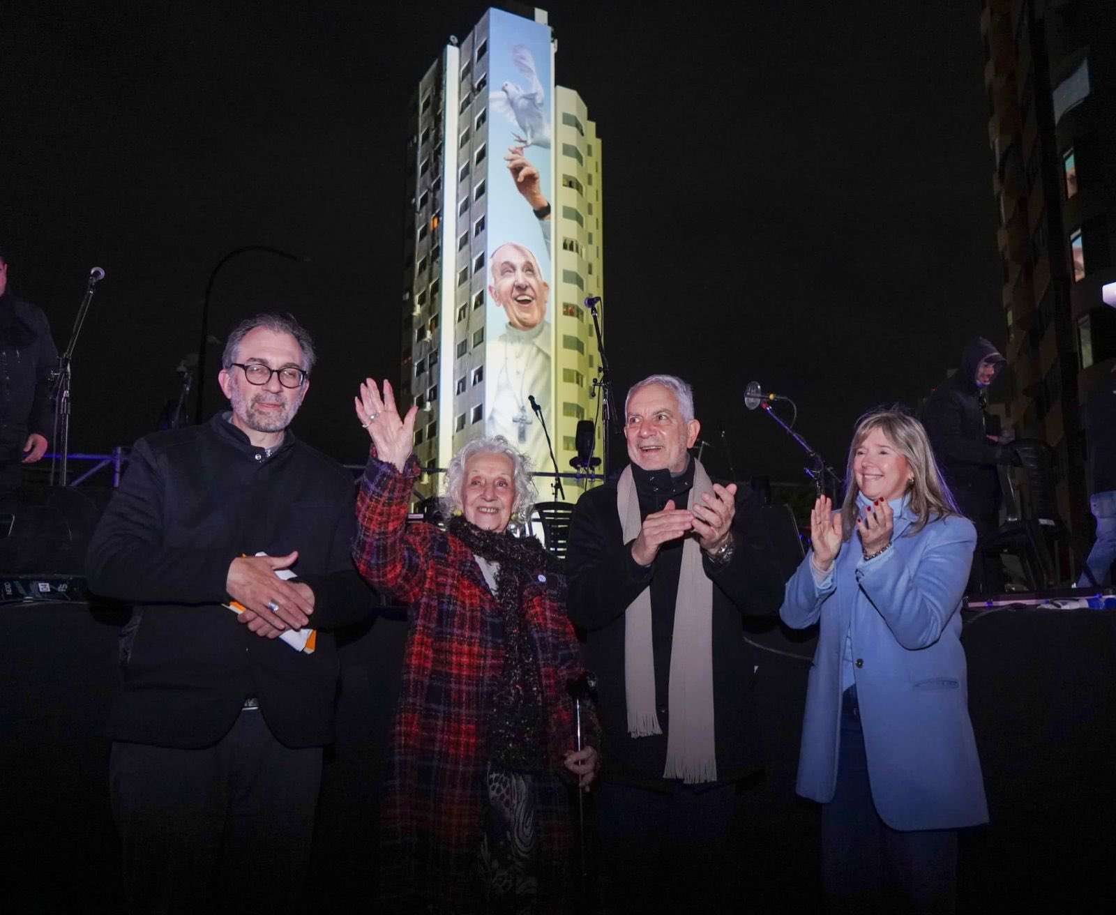 La Plata rinde homenaje a Francisco con un mural de 50 metros de altura