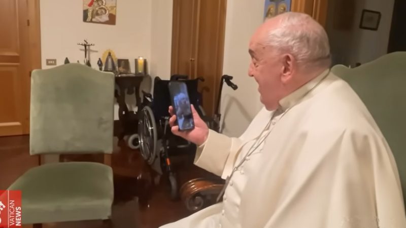 Las charlas semanales de Francisco y el padre Romanelli, de la parroquia bombardeada en Gaza