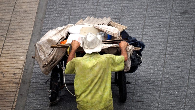 La crisis del cartón jaquea a la economía popular y desestabiliza el ciclo del reciclado