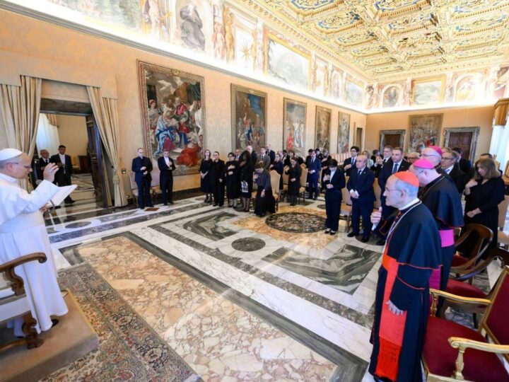 León XIV llamó a repensar el sentido de la educación en la era digital
