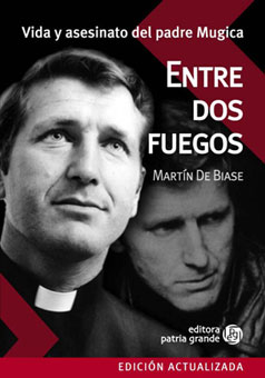 Entre dos fuegos, un libro para abordar la historia sacerdotal y política de Mugica